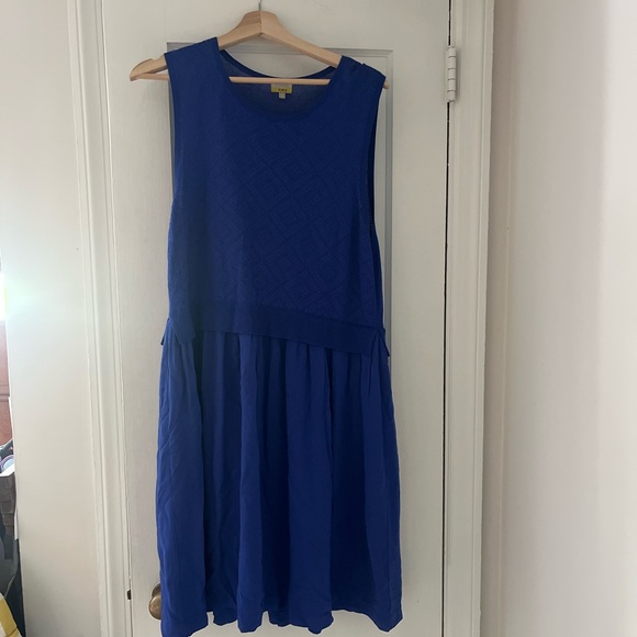 Elegant Blue Sleeveless Dress - Picture 1 of 8